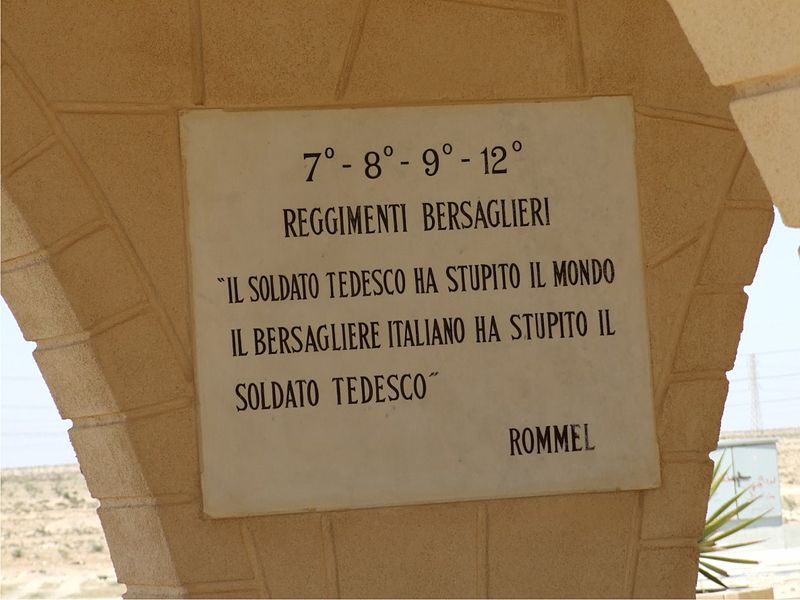 Placa de Santuario italiano de El Alamein, con palabras de alabanza de Rommel hacia la División Trento Placa de Santuario italiano de El Alamein, con palabras de alabanza de Rommel hacia la División Trento