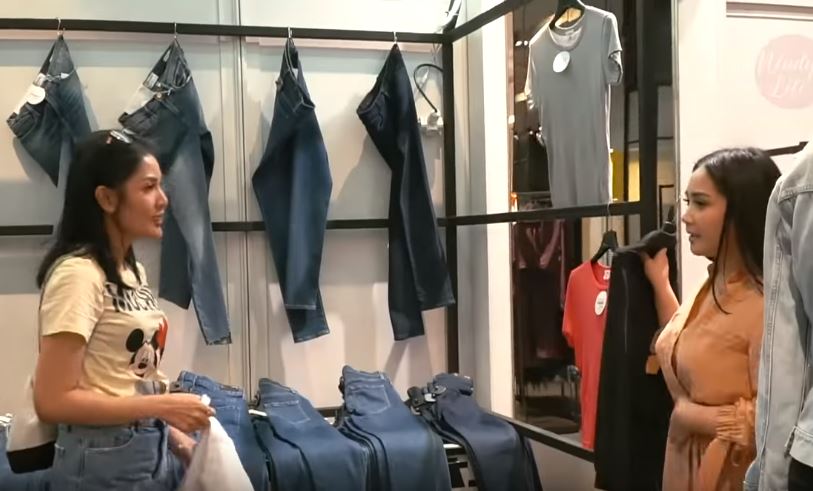 Nindy berbelanja bersama Nagita Slavina