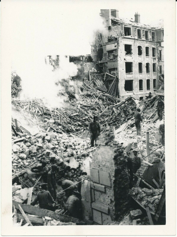 Foto Ruinen in der schwer zerstörten Stadt Rouen in Frankreich 1940as