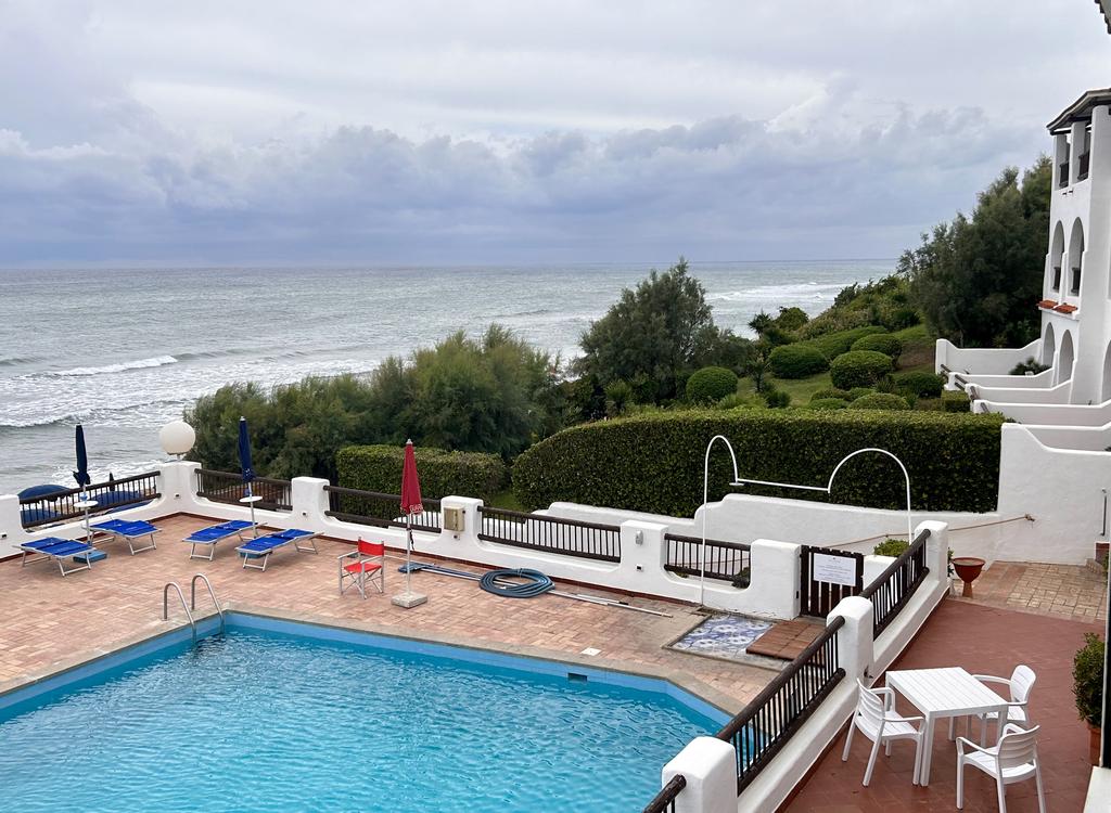 Жаркий сентябрь на побережье Тирренского моря.