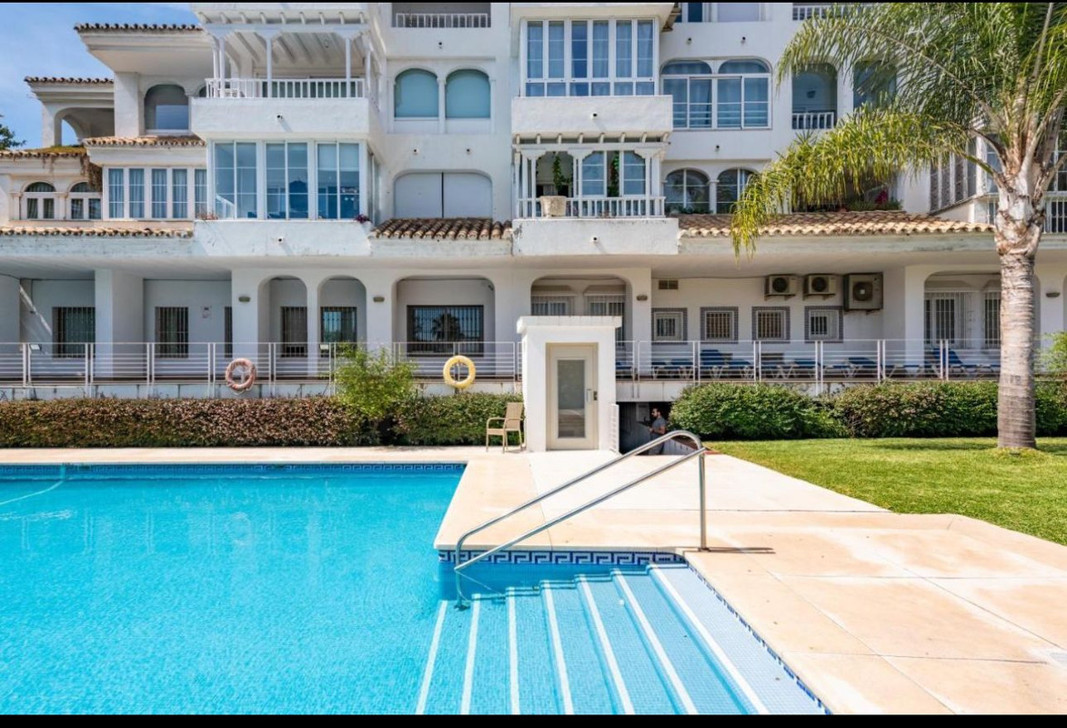 Modern 1BR Walk to Beach, Casino & Puerto Banús