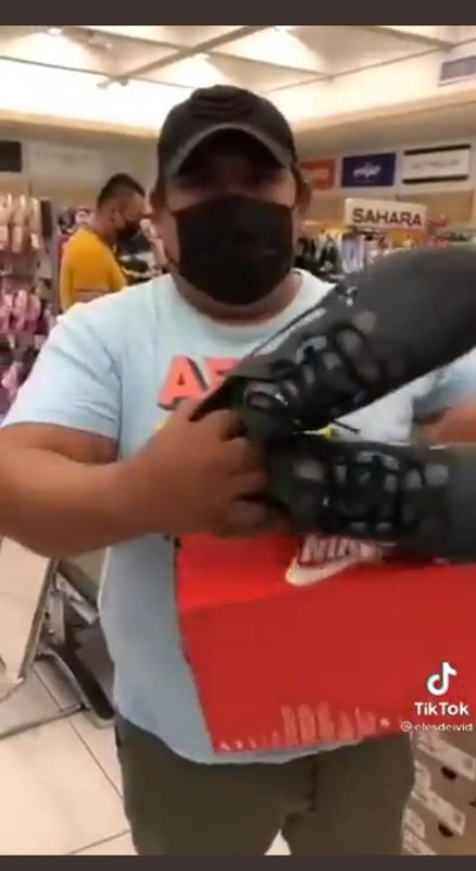 Hombre es sorprendido intentando robar un par de tenis en tienda departamental