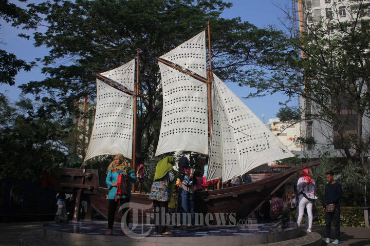 Pengunjung berfoto dengan miniatur kapal pinisi dikawasan taman potret, jalan Sudirman, Cikokol, Tangerang, Minggu (7/10/2018). Taman Potret merupkan sebuah kawasan RPTRA oleh Dinas Kebudayaan dan Pariwisata (Disbudpar) Kota Tangerang yang menjadi tempat favorit bagi warga untuk bersantai dan melepas penat.