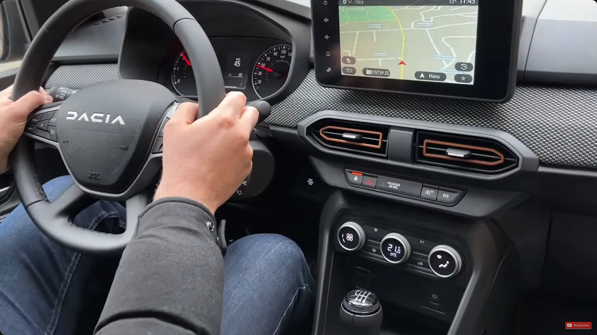 Screenshot-2024-09-05-at-18-06-49-NEW-DACIA-SANDERO-Stepway-2023-DRIVING-in-the-city-interior-det.png