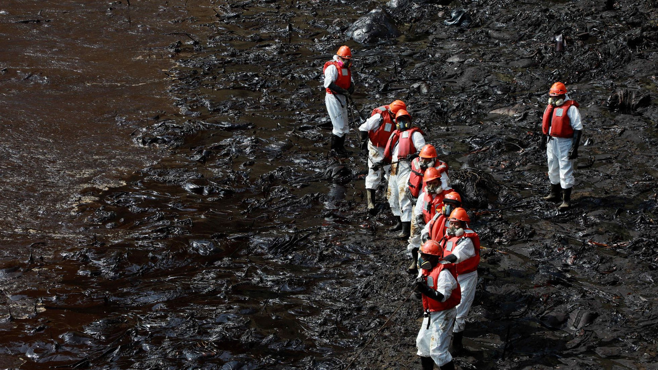 11 muertos y varios heridos por autobús que cayó a abismo en Perú
