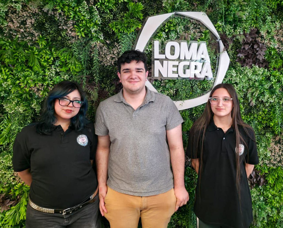 Egresado y alumnas de Computación en Loma Negra