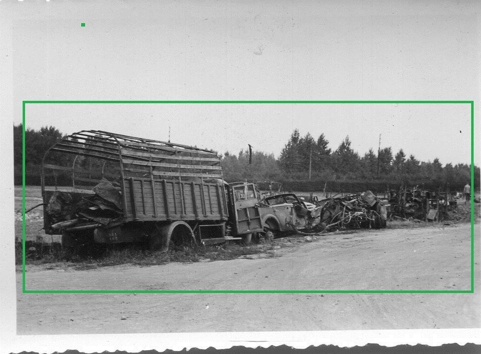 FOTO WW II Zerstörte LKW und PKW am Strassenrand
