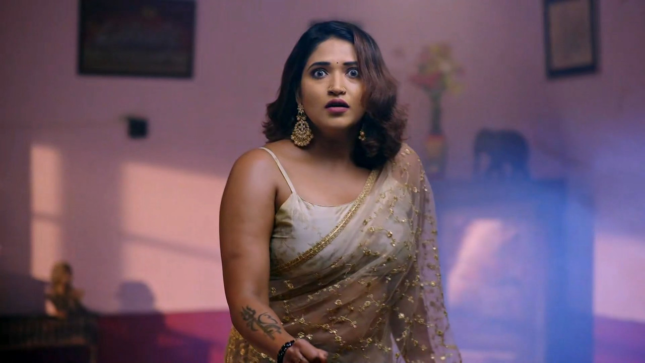 Kannadiga Serial Actress Sexy Lady Shines in Hot Golden Saree Photos