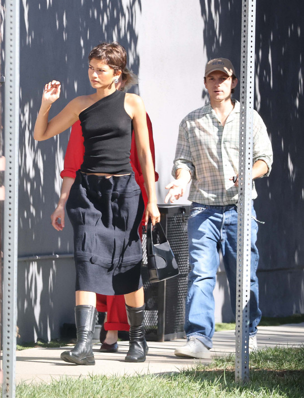 Zendaya Braless Visit Art Gallery198