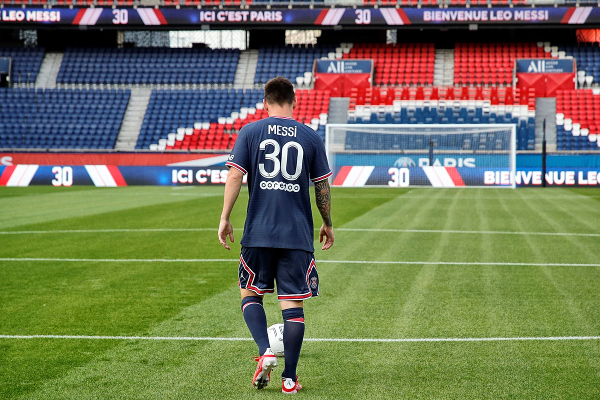 Messi signs PSG