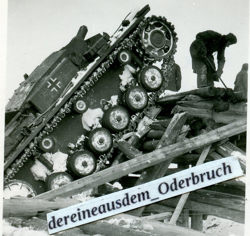 Foto 1 WH Ostfront März 42 StuG Sturmgeschütz Brücken einbruch bei Borodino