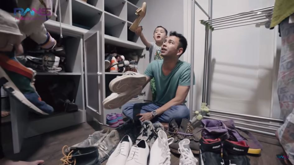 Raffi Ahmad menggoda Nagita dengan menunjukkan sepatu dari mantan pacarnya