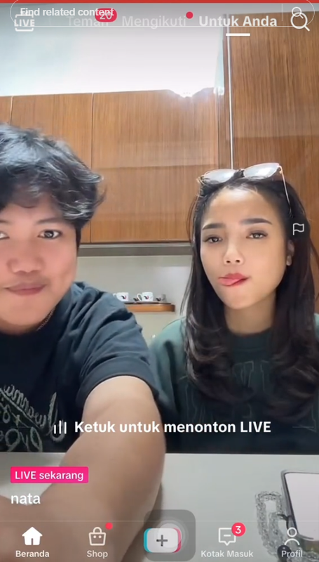 Fuji disinggung soal prestasinya sebagai artis.