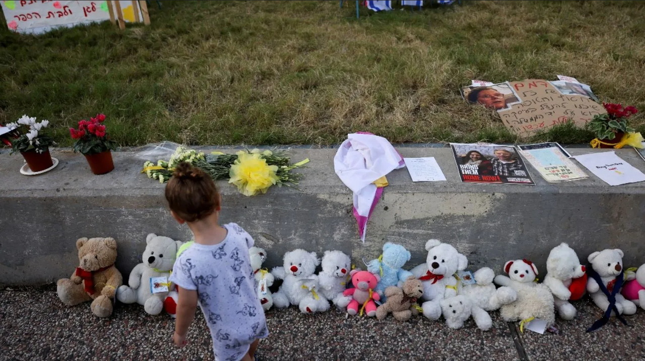 Reciben a rehenes israelíes con peluches, médicos y helicópteros en Gaza