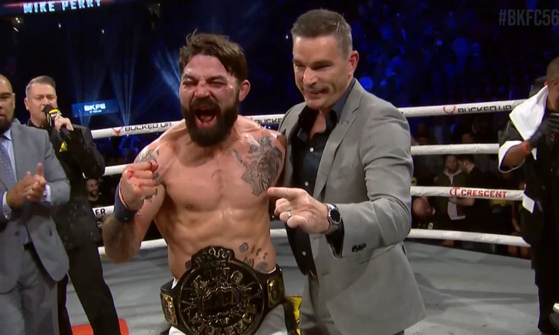 Майк Пери попиля Еди Алварез в BKFC 56