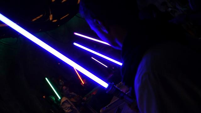 DISNEYLAND ~ STAR WARS: GALAXY'S EDGE, LA GUIA - Blogs de USA - SAVI'S WORKSHOP HANDBUILT LIGHTSABERS: Montando nuestro sable láser (79)