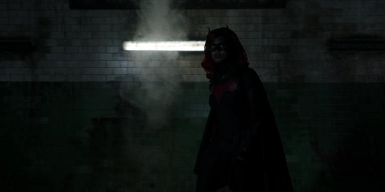 Batwoman.S02E01.Che.cosa.e.successo.a.Kate.Kane.BDMux.ITA.ENG.AAC.x264-BlackBit[screenshot 8]