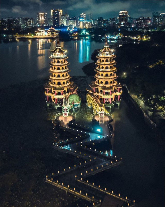 Amazing Places Tiger and Dragon Pagodas in Kaohsiung Taiwan