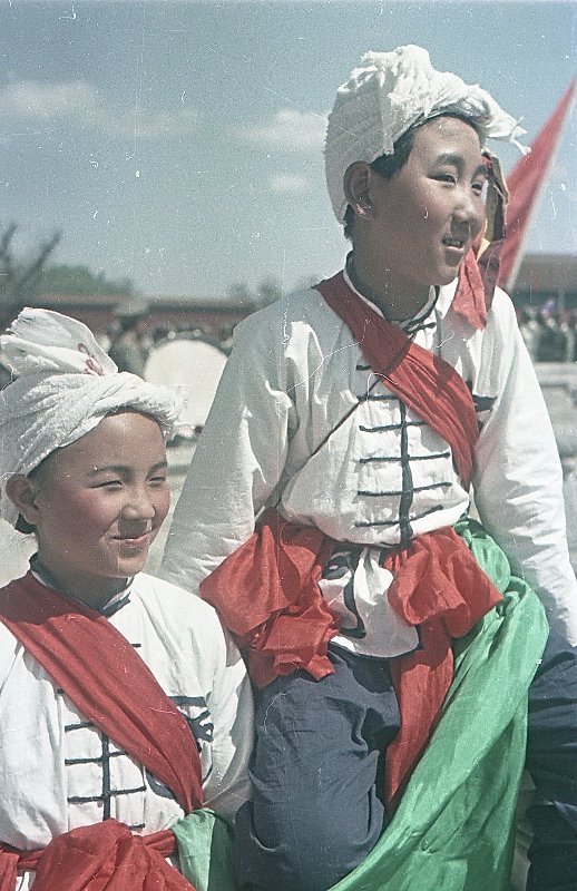 Провозглашение Китайской Народной Республики 1 октября 1949 г. Провозглашение Китайской Народной Республики 1 октября 1949 г. снимке, Владиславович, Владислав, Микоша, серой, куртке, СНИМКОВ, МНОГОМНОГО, КАТОМ, фотокинооператор, советский, случаю, октября, Тяньаньмэ́нь, площади, провозглашение, Китайской, автор, республики, Народной