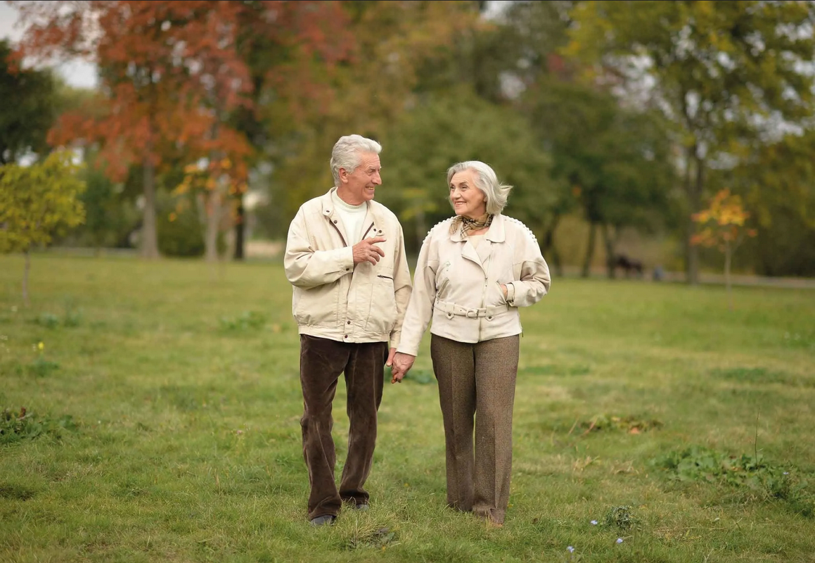 ¿Cuánto debe caminar un adulto mayor para mantenerse sano?