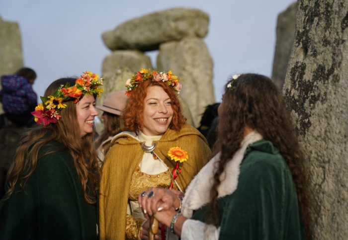 Turistas celebran en Stonhenge el solsticio de verano