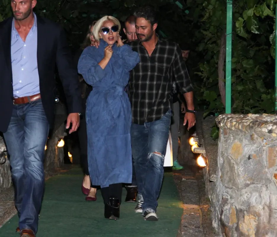 6-3-15-Leaving-abar-Restaurant-in-Belgra