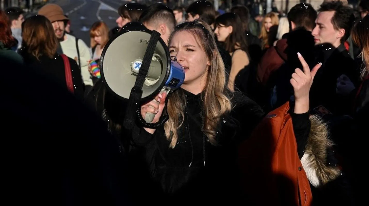 Estudiantes serbios bloquean Belgrado por presunto fraude electoral