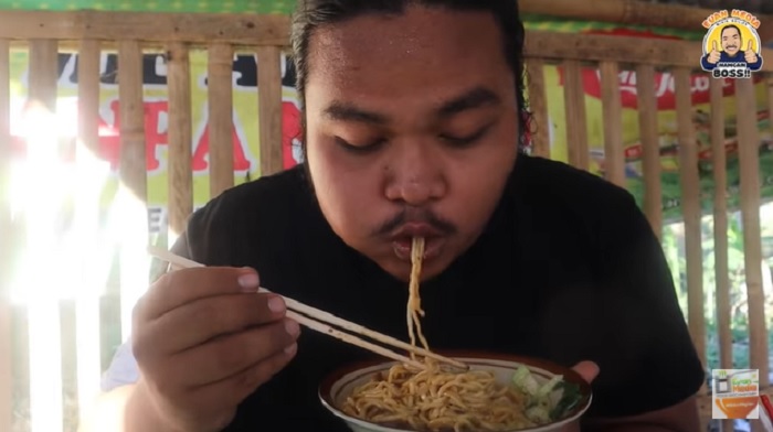 Gharda saat menikmati sajian kuliner di Mie Ayam Tanpa Nama.