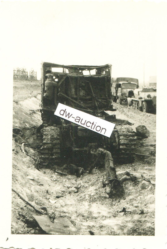 zerstörtes russisches Kettenfahrzeug durch Sturm