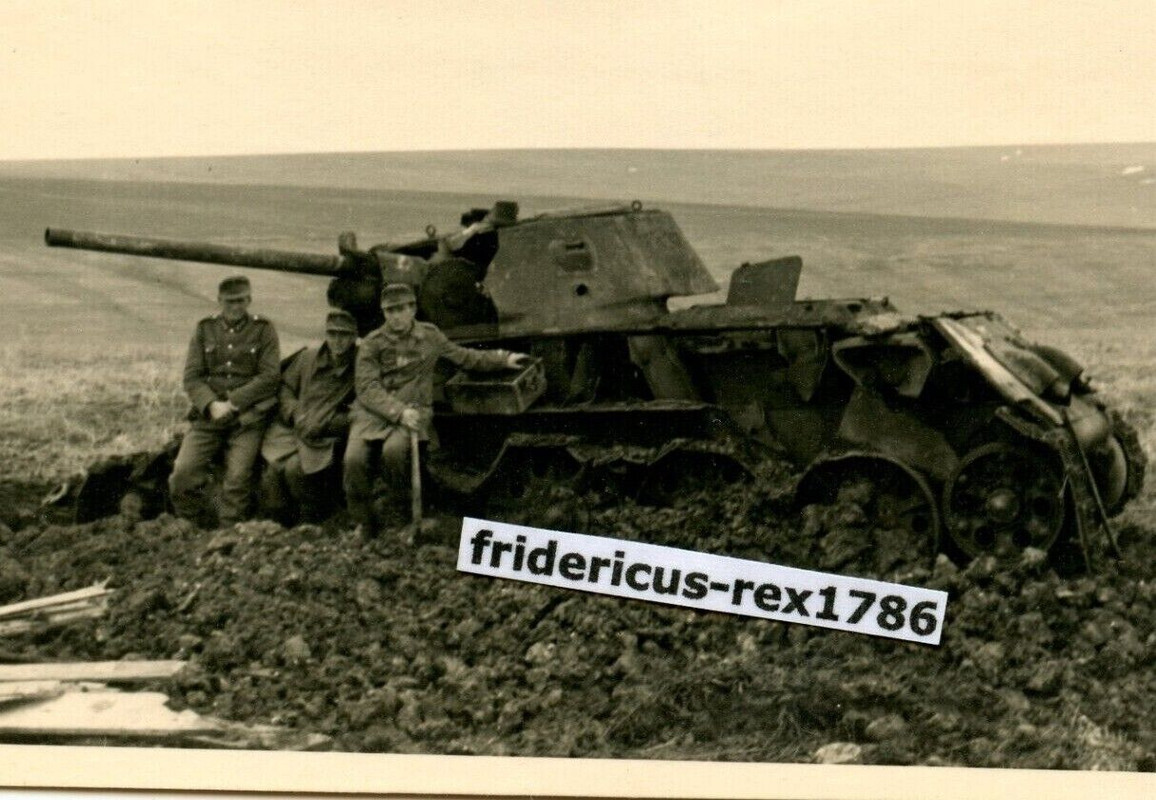 Foto Wehrmacht Russland Front HKL zerstörter T-34 Panzer Turm Treffer