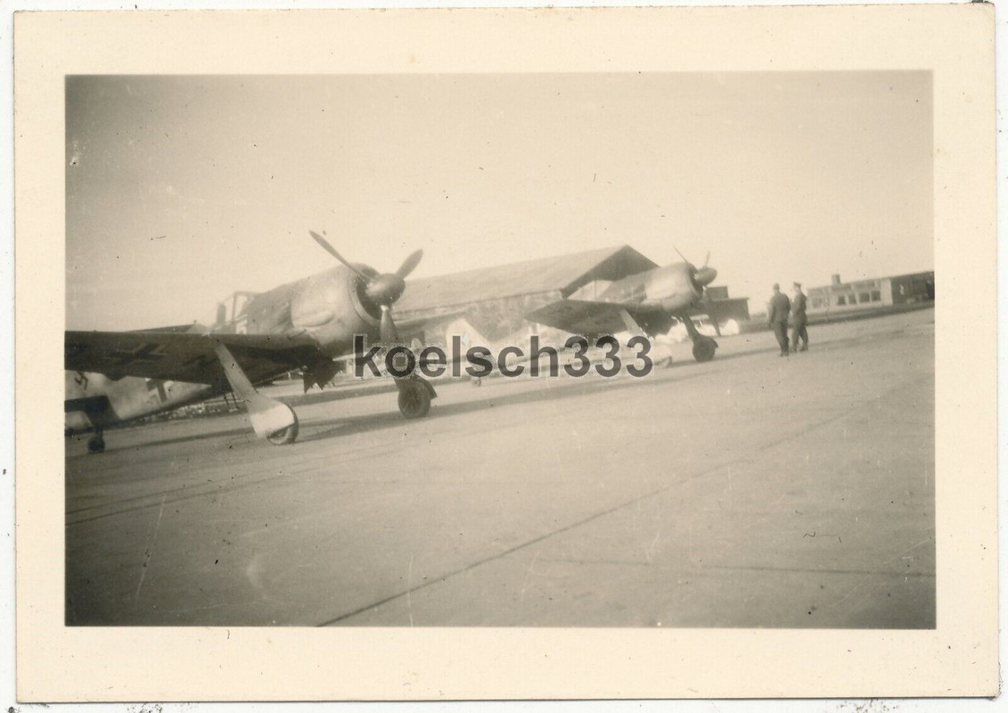 Foto Focke Wulf Fw 190 Flugzeuge der Luftwaffe in Breslau Polen Jäger LKS 5 !