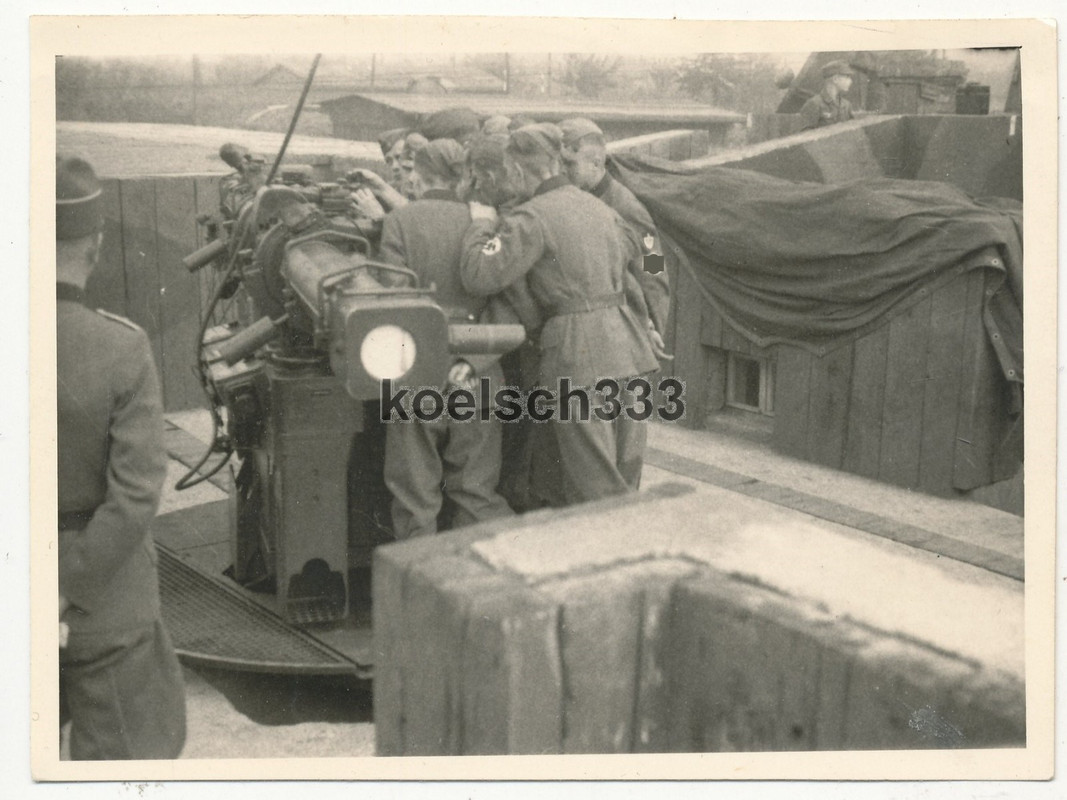 Foto Arbeitsmänner begutachten ein Flak Kommandogerät der Luftwaffe ...