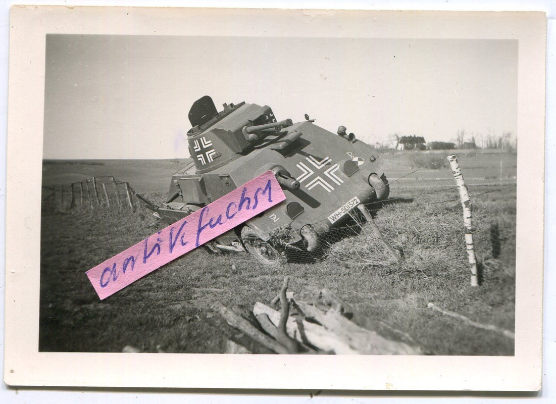 Foto  Beute Schützen-Panzer aus Holland mit großen Balkenkreuzen im 2.WK