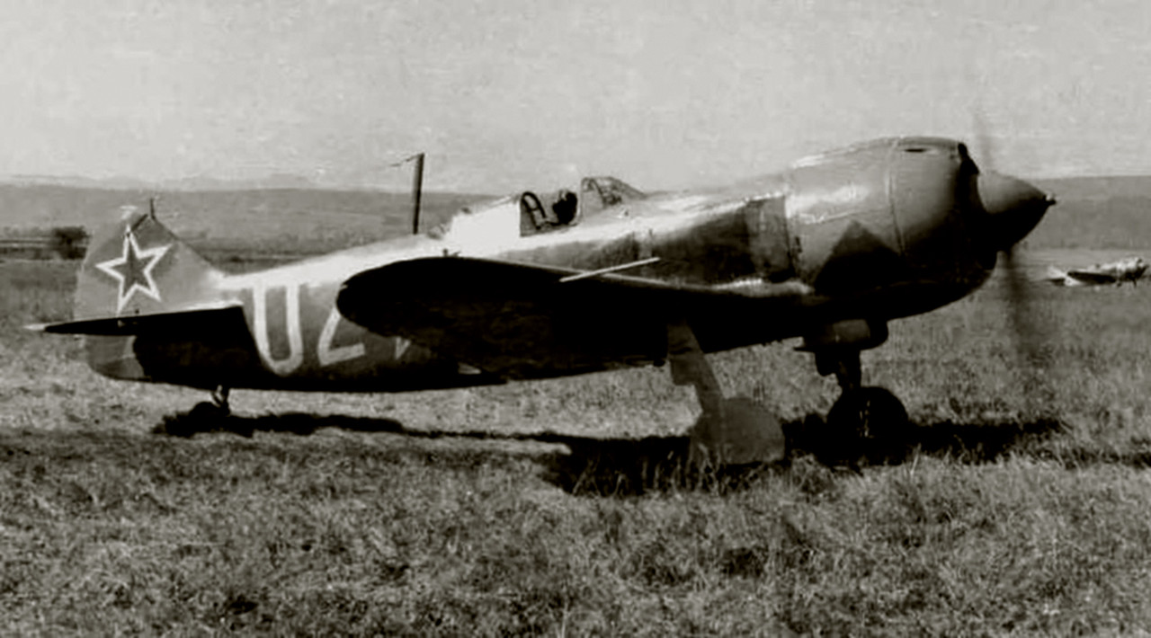 Lavochkin-La-5FN-unknown-unite-White-02-taxiing-01