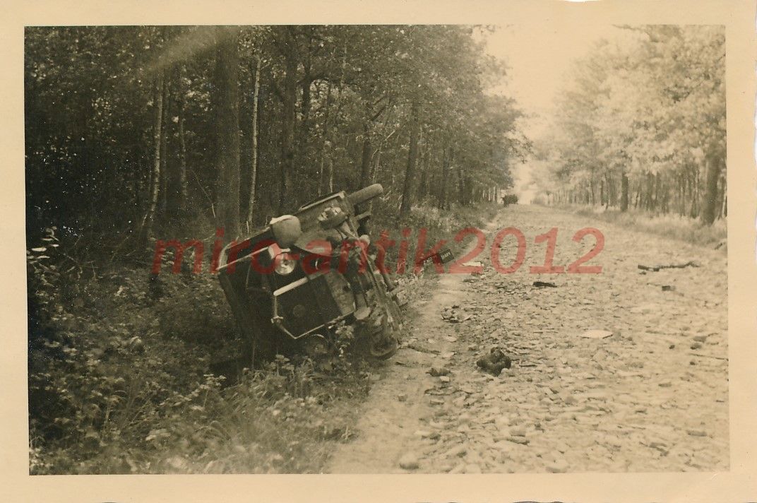 Foto, Wehrmacht, Verunglückter PKW auf der Str. 