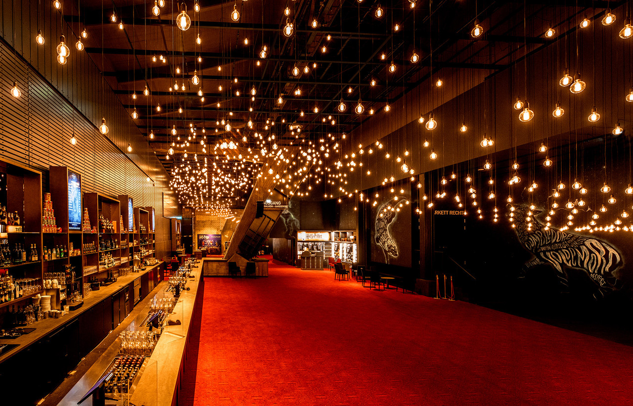 Großes Foyer mit dichter Lichtwolke aus warmen Glühlampen im Harry Potter Theater Hamburg