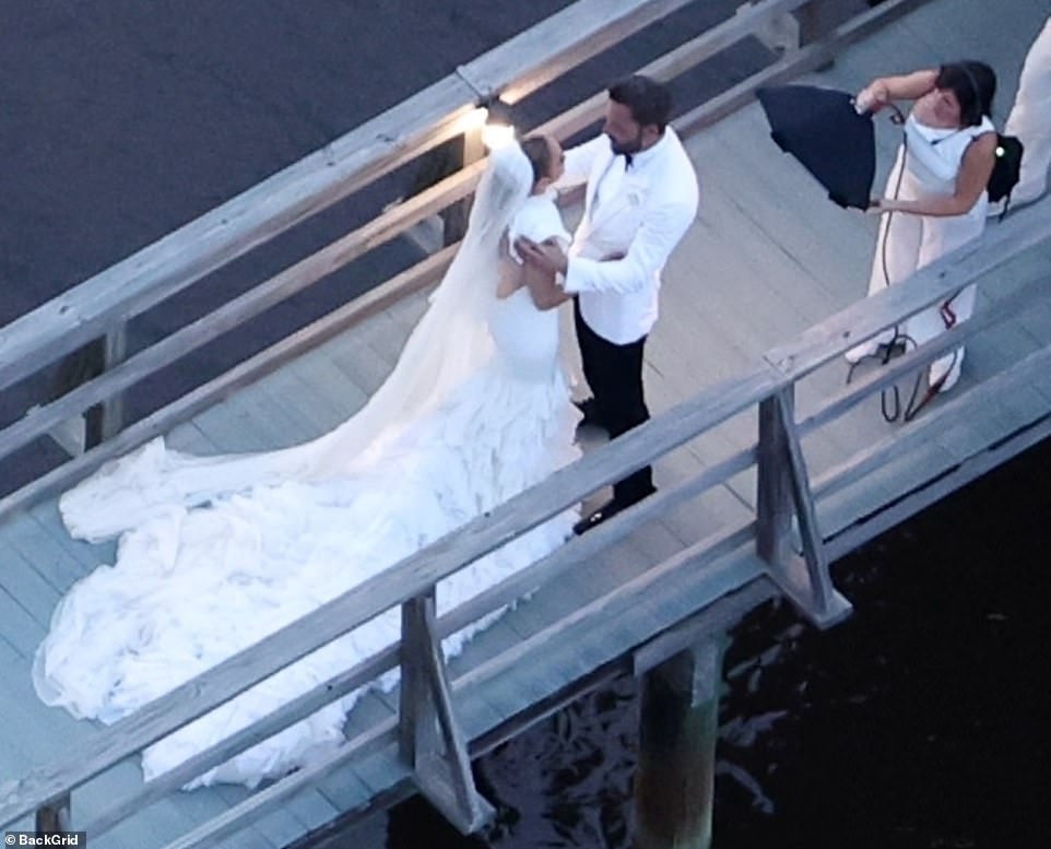 61576903-11131101-Following-the-ceremony-by-the-main-house-the-couple-walked-over-a-17-166108191835.jpg