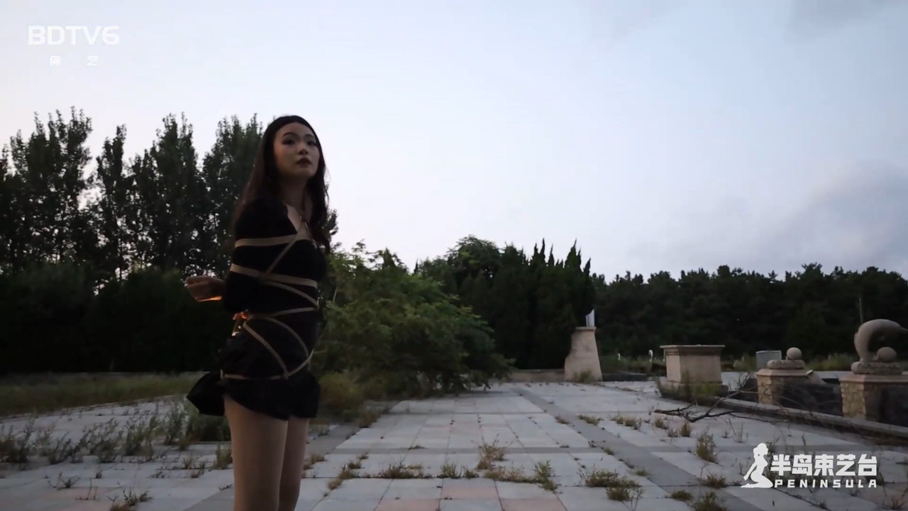 半岛束艺 废弃酒店探秘，赤脚爬12层楼 卡菲.mp4_20220930_131333.649