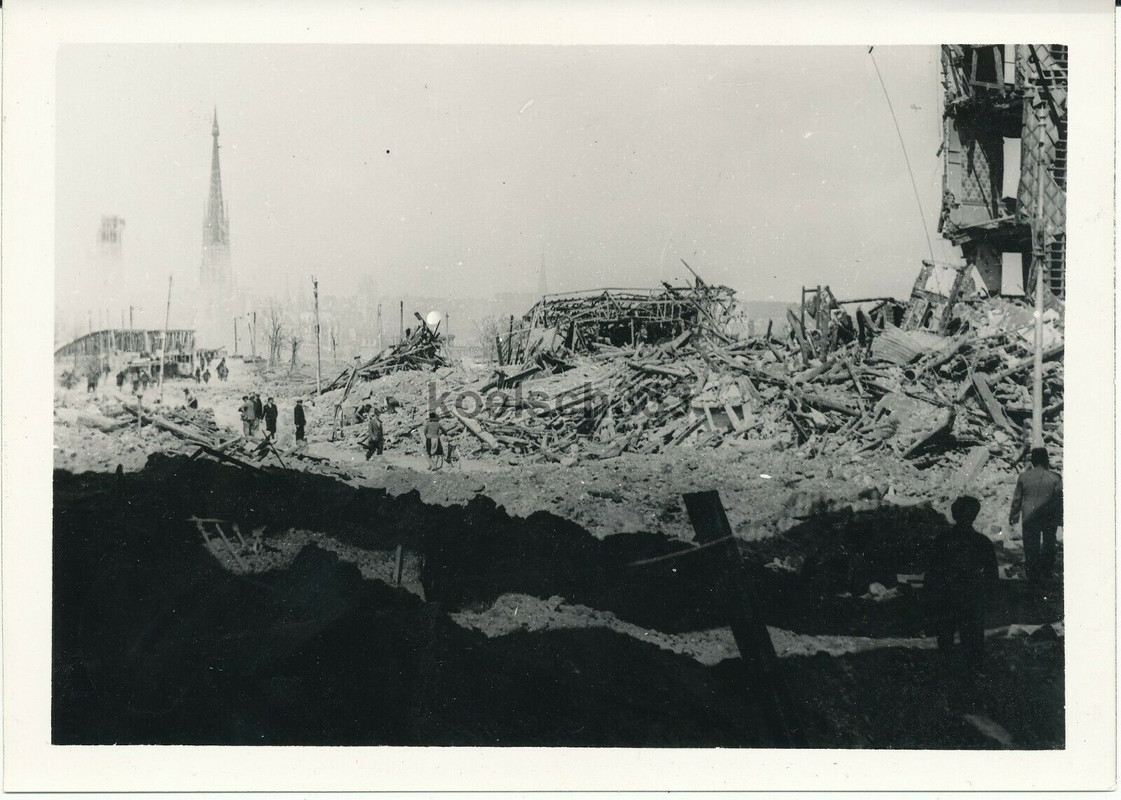 Foto Ruinen in der schwer zerstörten Stadt Rouen in Frankreich 1940df
