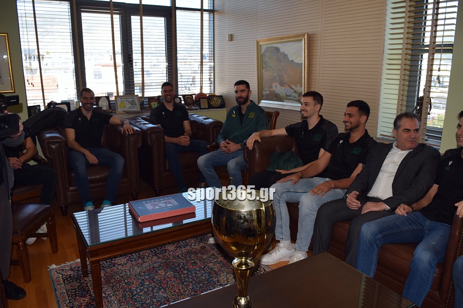 , Οι θριαμβευτές της Καλαμάτας ’80 στο Δημαρχείο: Η πόλη υποκλίθηκε στους πρωταθλητές! – «Να γιορτάσουμε και για την Μαύρη Θύελλα» (φωτο & βίντεο)