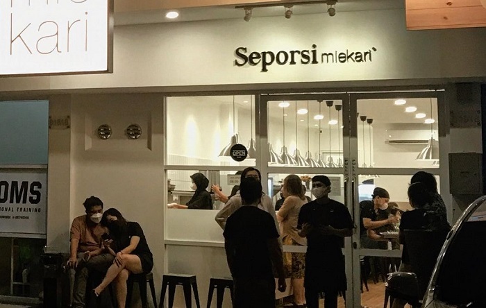Gerai Seporsi Mie Kari. Bisnis kuliner ini memiliki 3 cabang yang berlokasi di Alam Sutera, Gading Serpong dan Bintaro.