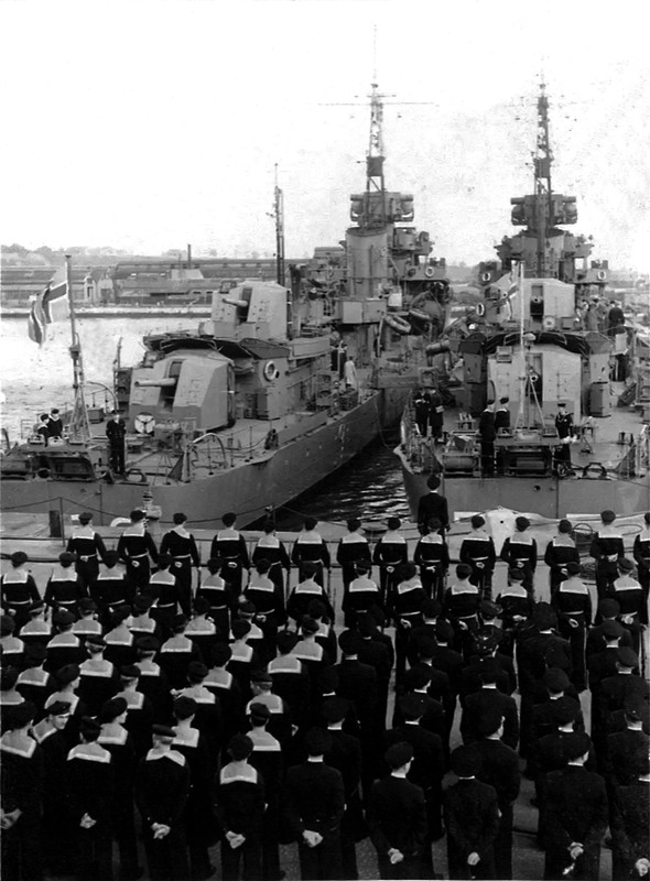 https://i.postimg.cc/hPnQJ1MR/HMS-Croziers-R-27-HMS-Crystal-R-38.jpg