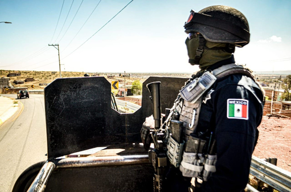 Hallan 8 cuerpos en Zacatecas, les lanzaron cobijas para taparlos
