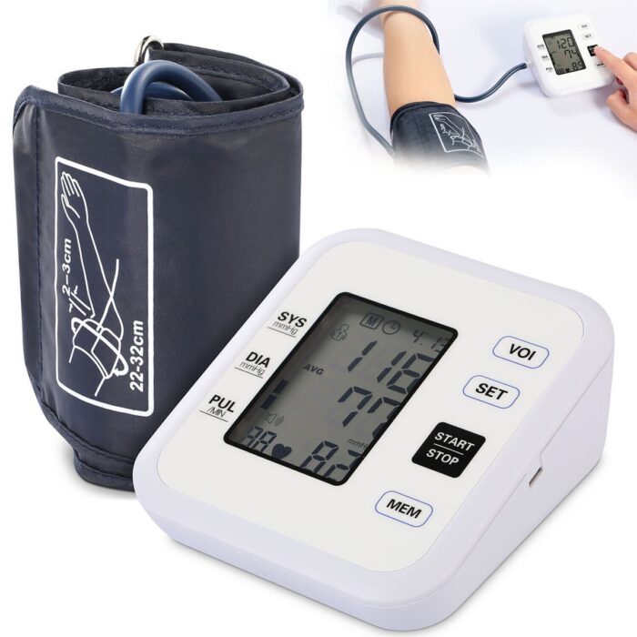 Persona utilizando el medidor de presión arterial en el brazo.