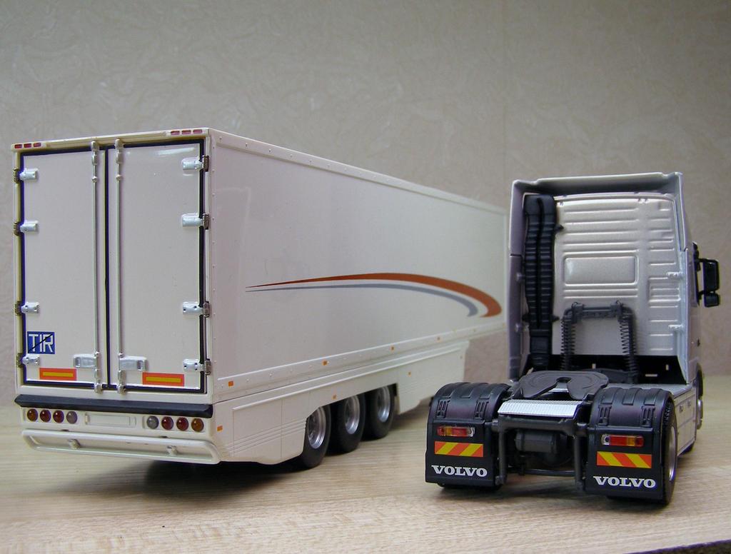 Volvo FH12 w Trailer (11)