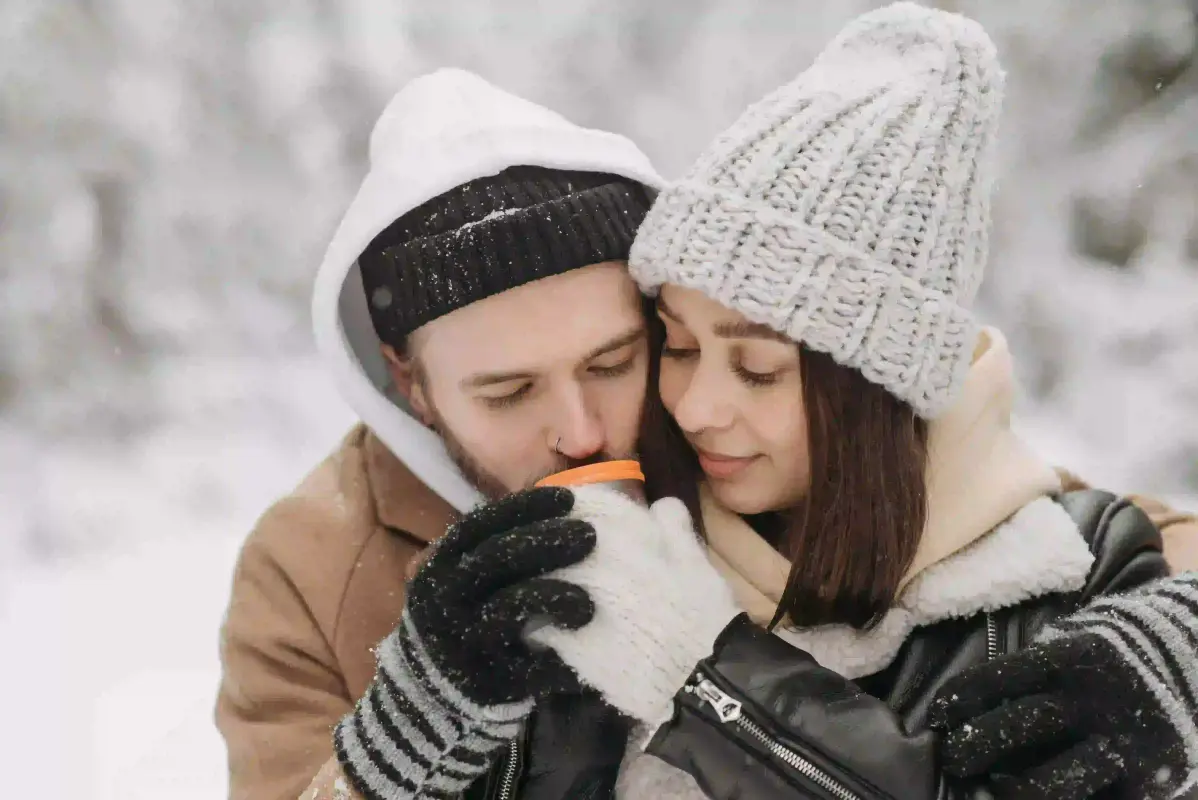 Couple bonding with tea at Rohtang Pass by ThrillMyTravel