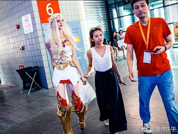 Savanna Blade saat menjadi model elf