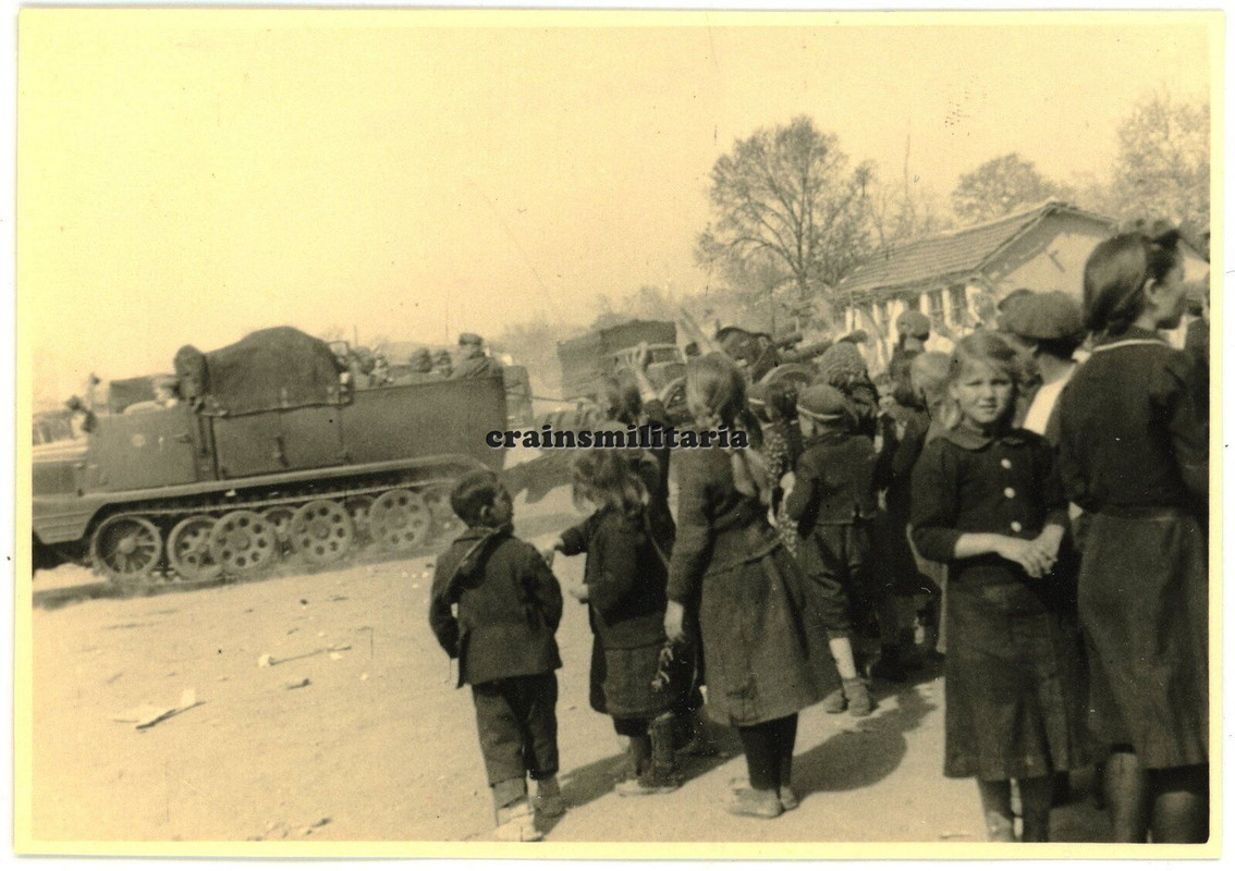 Orig. Foto 11.PD Halbkette SdKfz am Grenze Serbien Bulgarien 1941 Bevölkerung