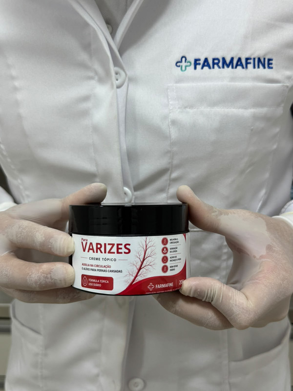 Especialista em saúde vascular com o creme para varizes Farmafine