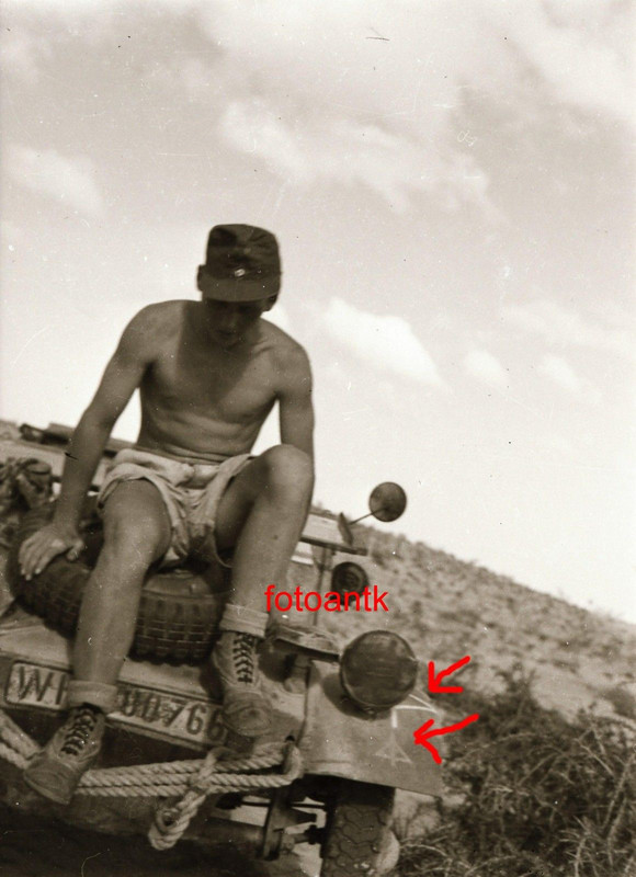 2 WK, Afrika, Soldat halb nackt auf VW-Kübelwage